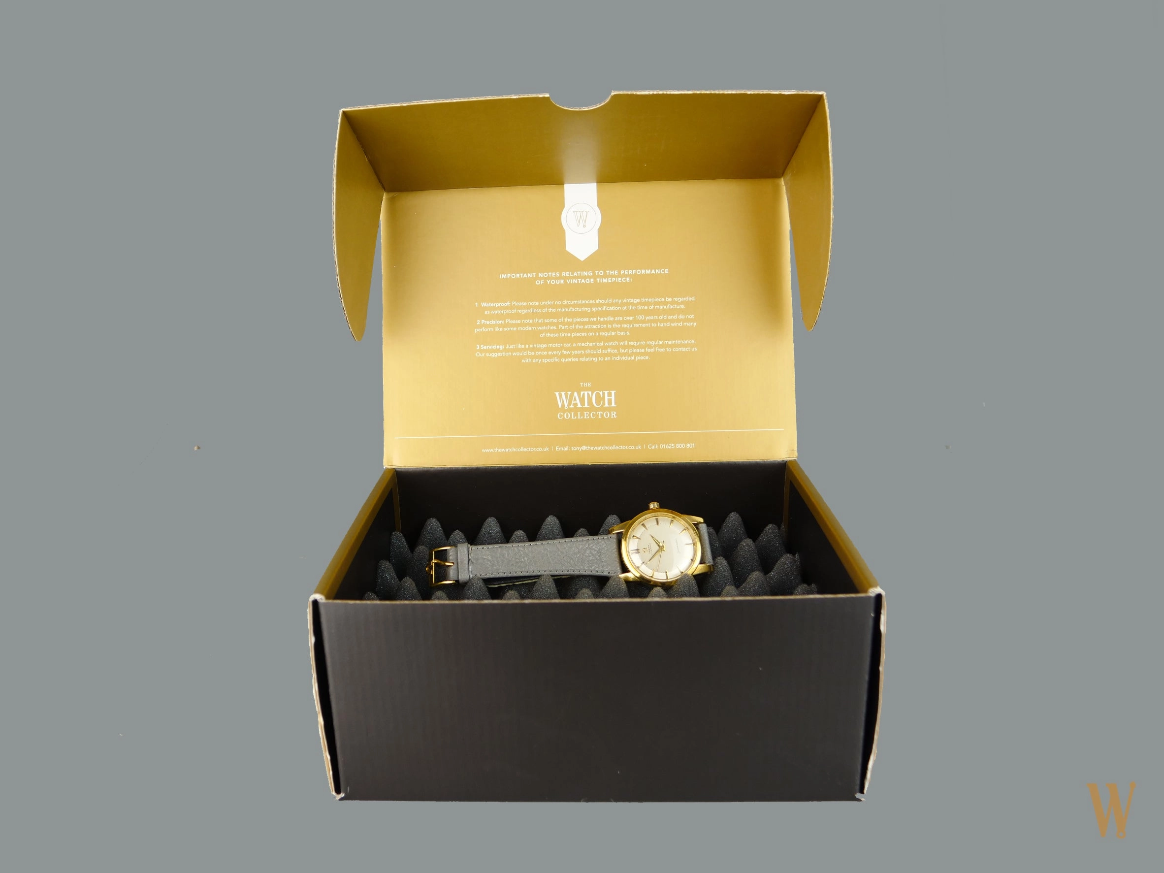 Omega 2577, 18K solid gold, unpolished condition with original unrestored two-tone dial