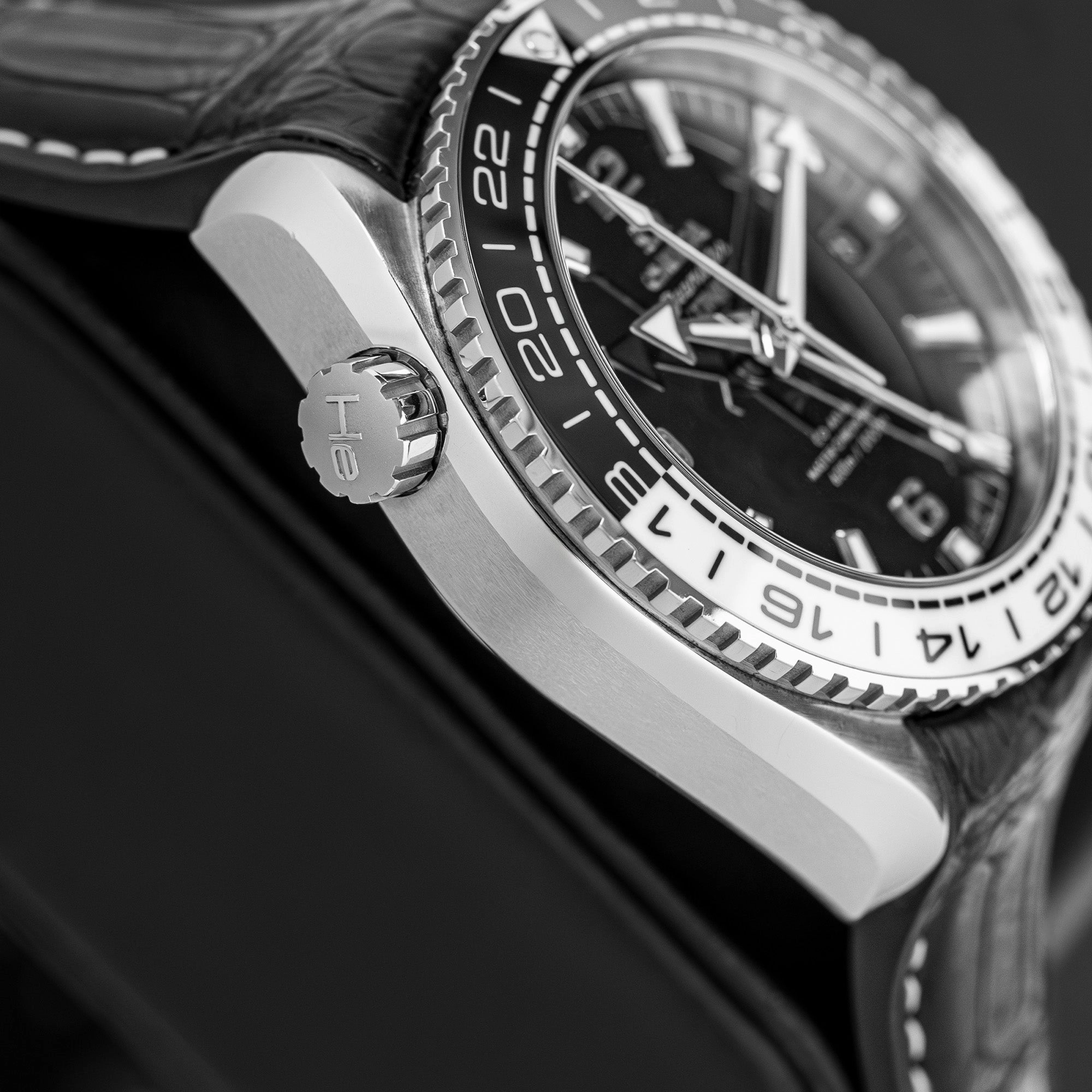 Omega Seamaster Planet Ocean GMT 215.33.44.22.01.001